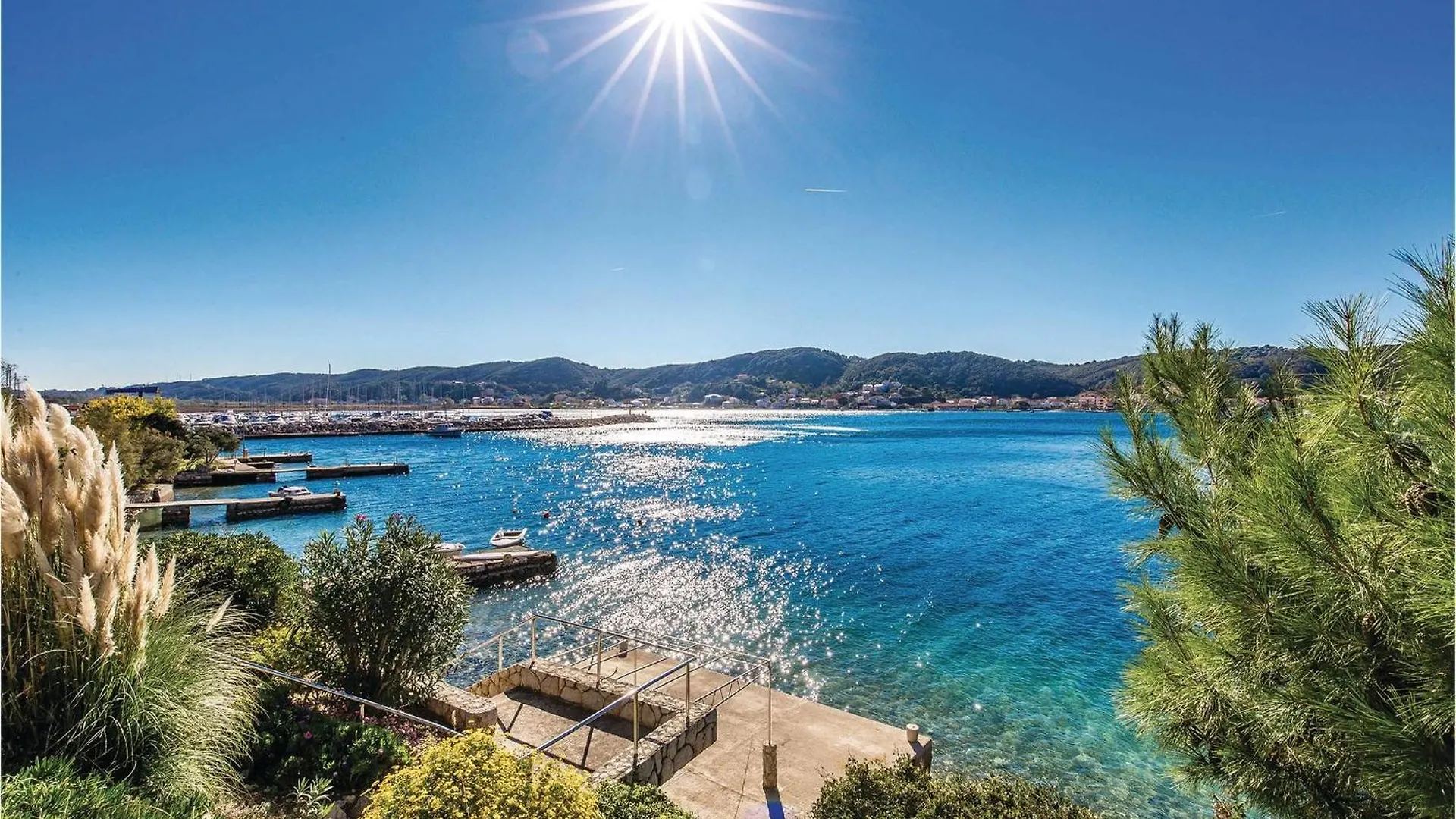 3 Bedroom Cozy Apartment In Supetarska Draga