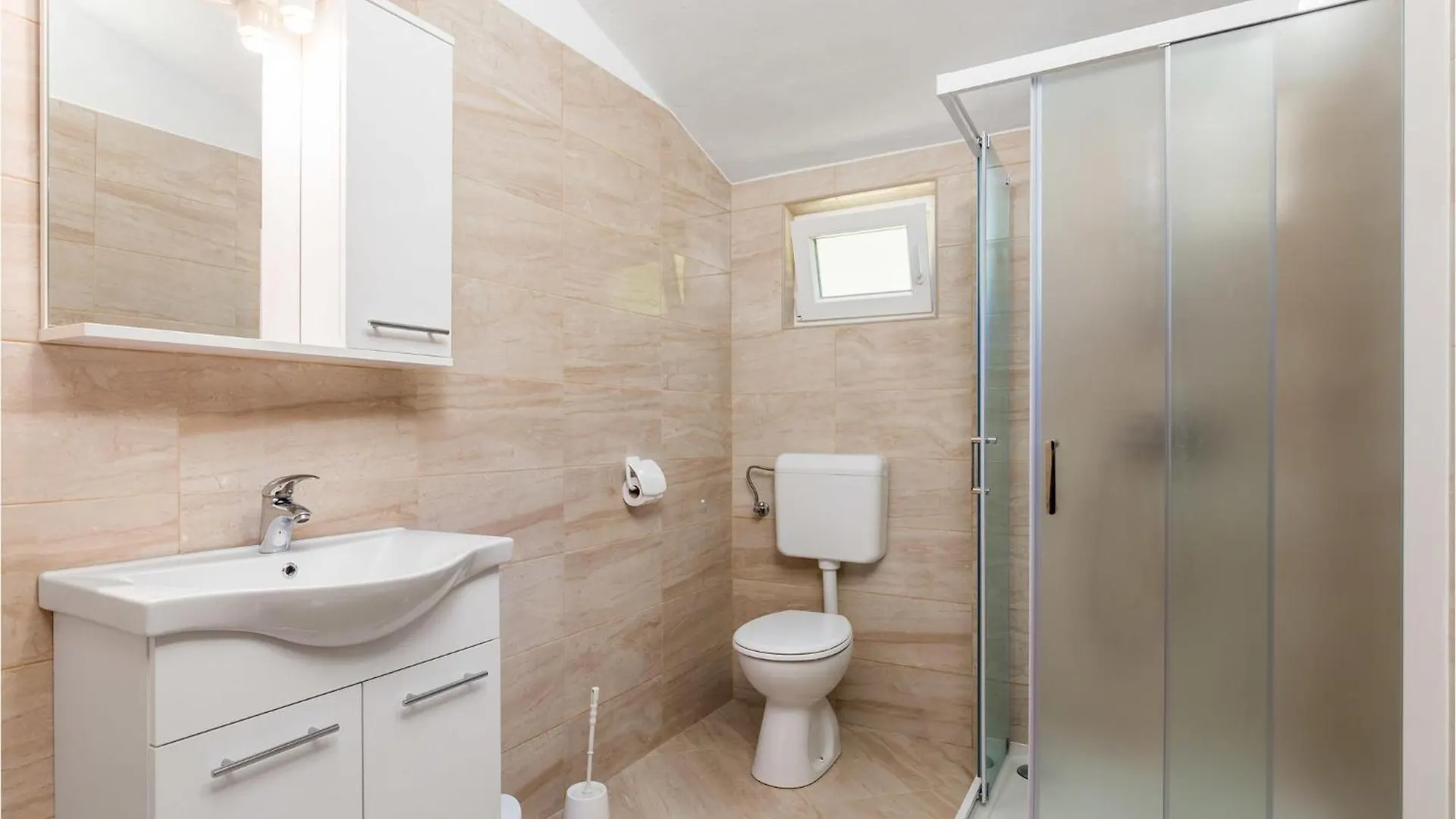 3 Bedroom Cozy Apartment In Supetarska Draga