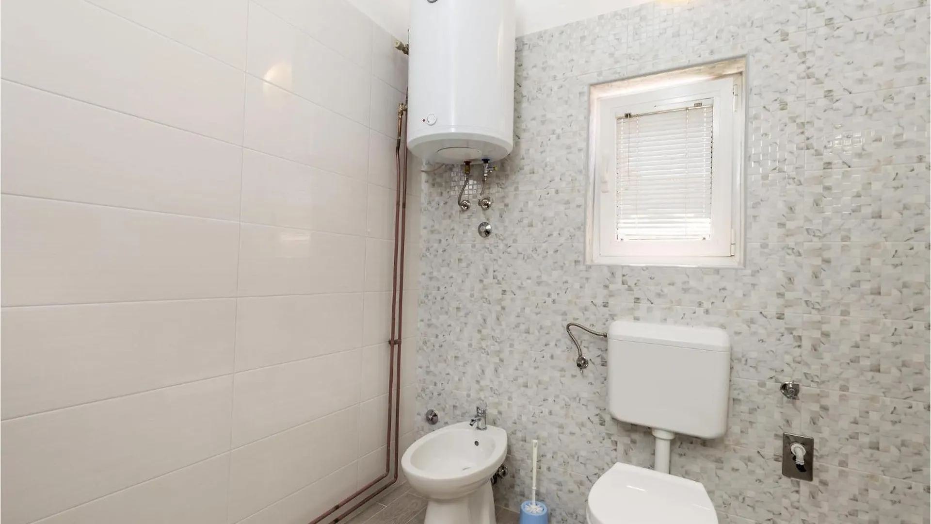 3 Bedroom Cozy Apartment In Supetarska Draga