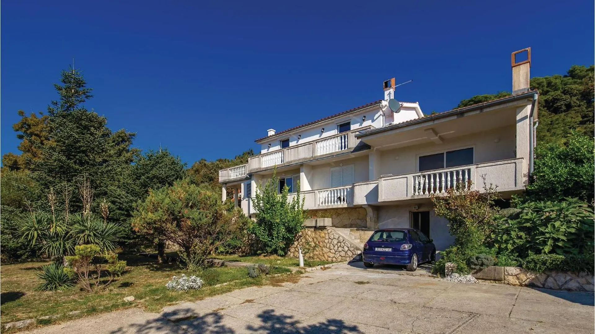 3 Bedroom Cozy Apartment In Supetarska Draga