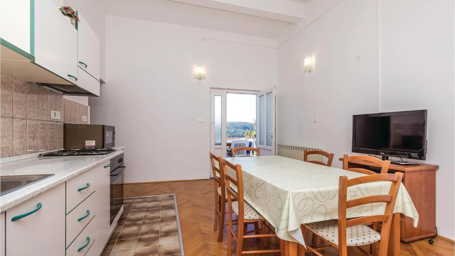 3 Bedroom Cozy Apartment In Supetarska Draga