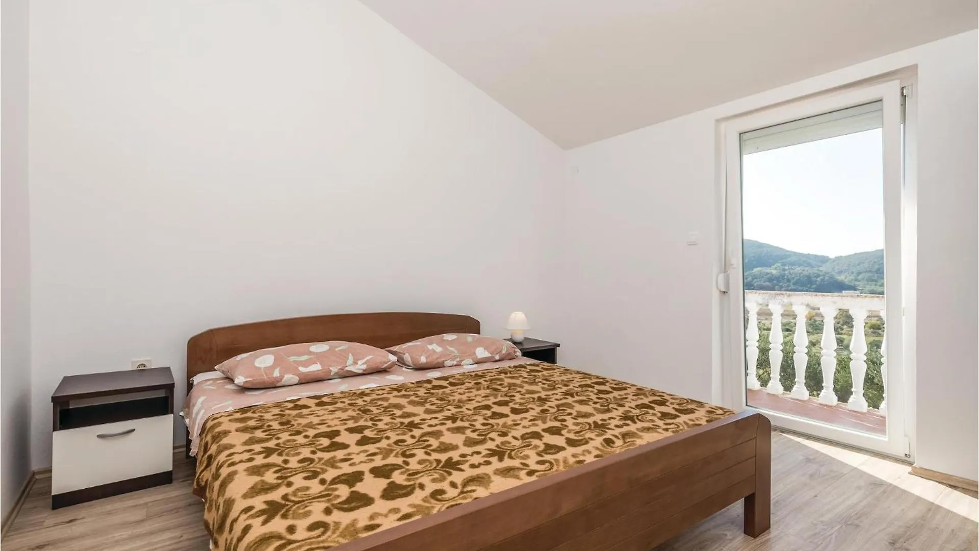 3 Bedroom Cozy Apartment In Supetarska Draga 0*,  Croatia