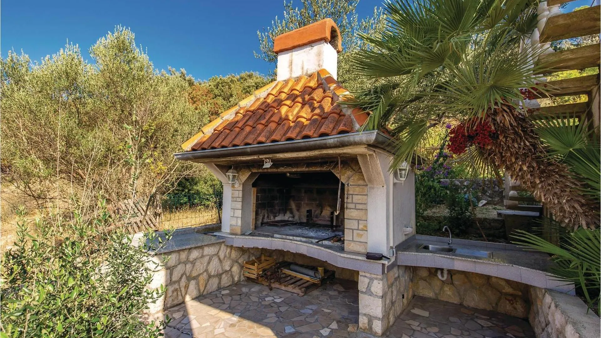 3 Bedroom Cozy Apartment In Supetarska Draga