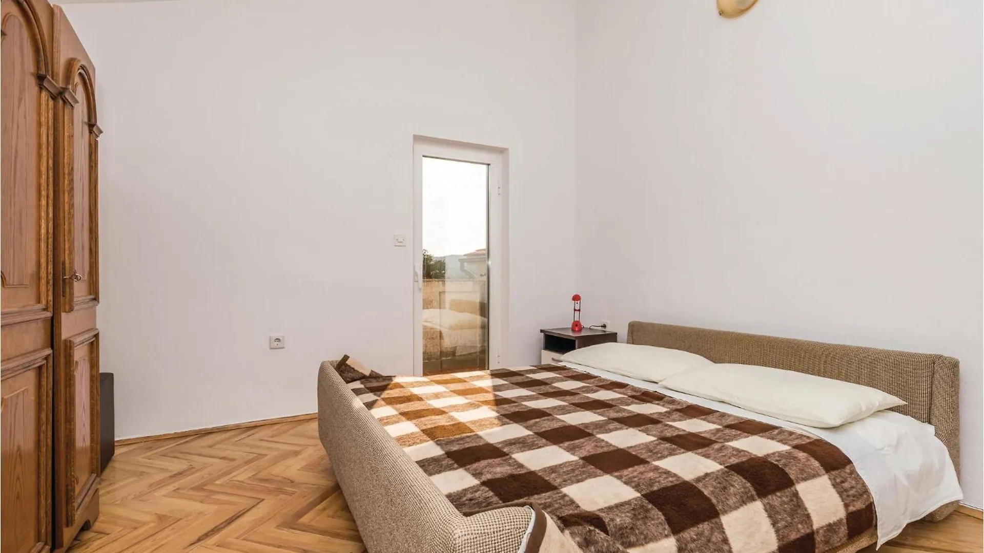 3 Bedroom Cozy Apartment In Supetarska Draga