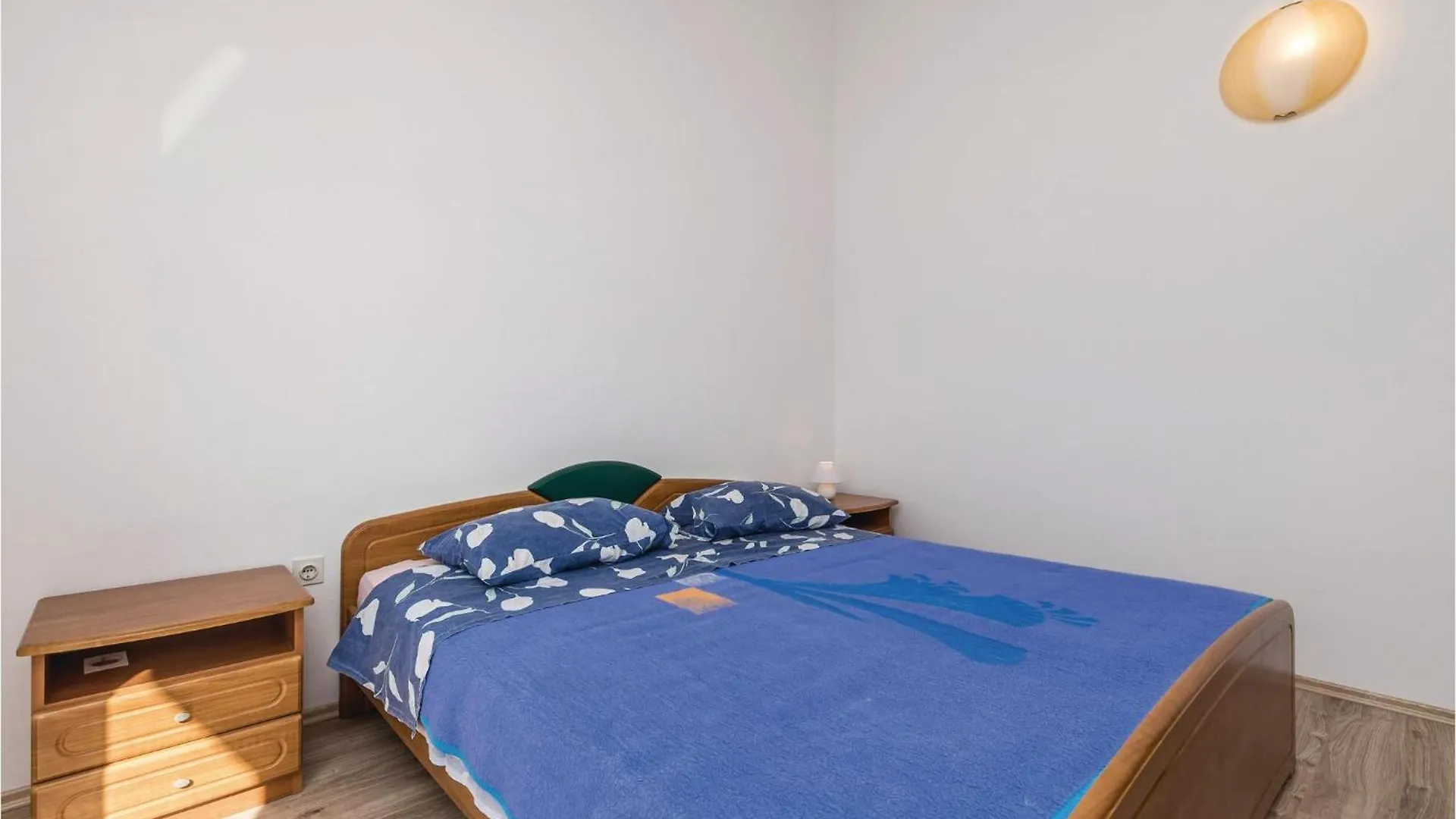 3 Bedroom Cozy Apartment In Supetarska Draga