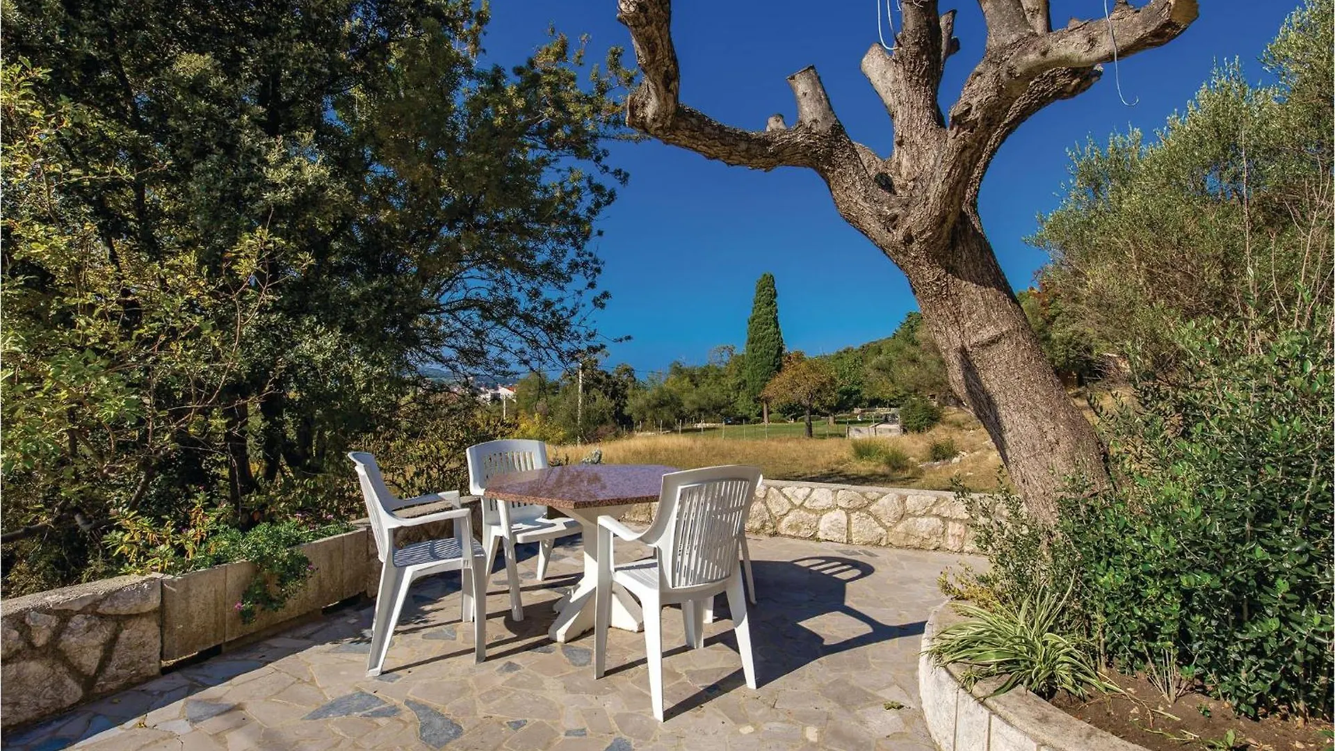 3 Bedroom Cozy Apartment In Supetarska Draga
